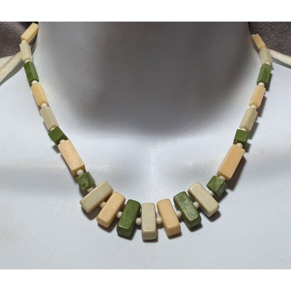 Vintage 1920s Celluloid/Bakelite Green Beaded Necklace - Picture 6 of 12